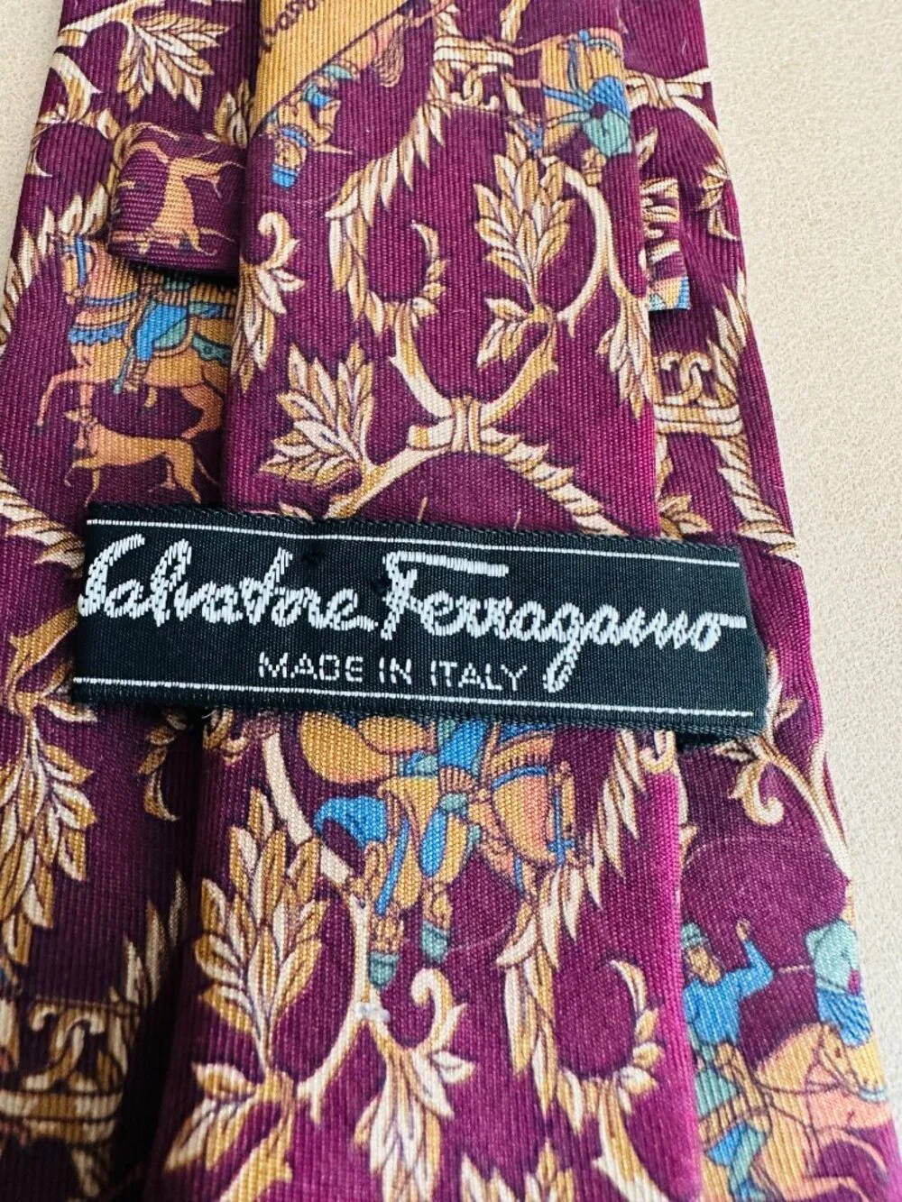 Salvatore Ferragamo Burgundy Medieval Equestrian Hunt Tie 100% Silk Italy 3.25